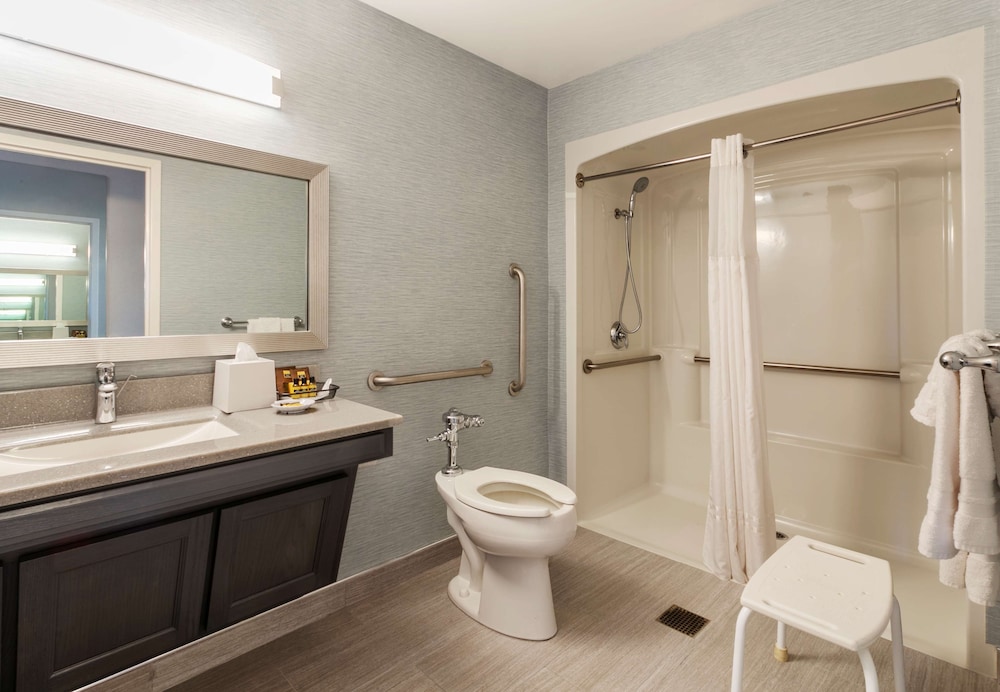 Standard Room, 1 Queen Bed, Accessible, Bathtub photo 2