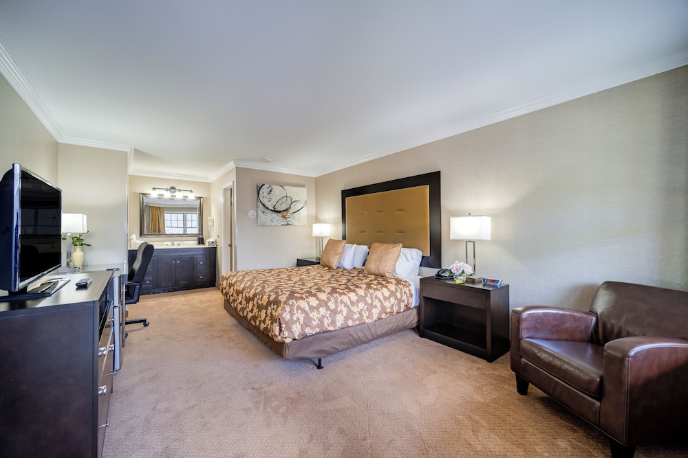 Standard Room, 1 King Bed, Second Floor photo 1