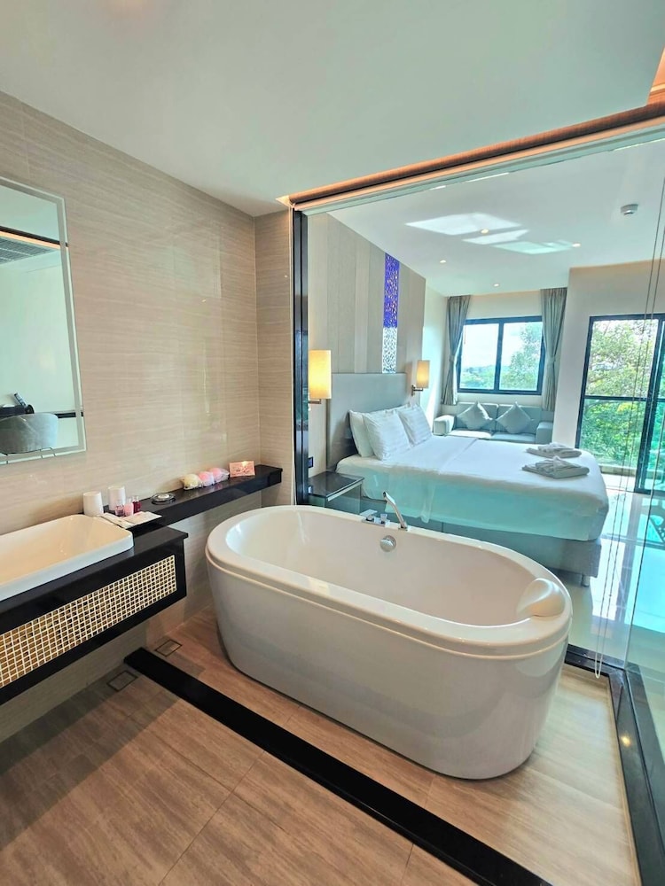 Family Suite with Balcony - Photo 5