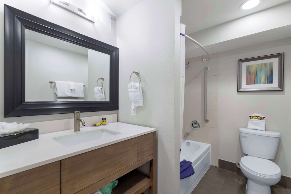 Suite, 2 Queen Beds, Non Smoking, Refrigerator & Microwave - Photo 4