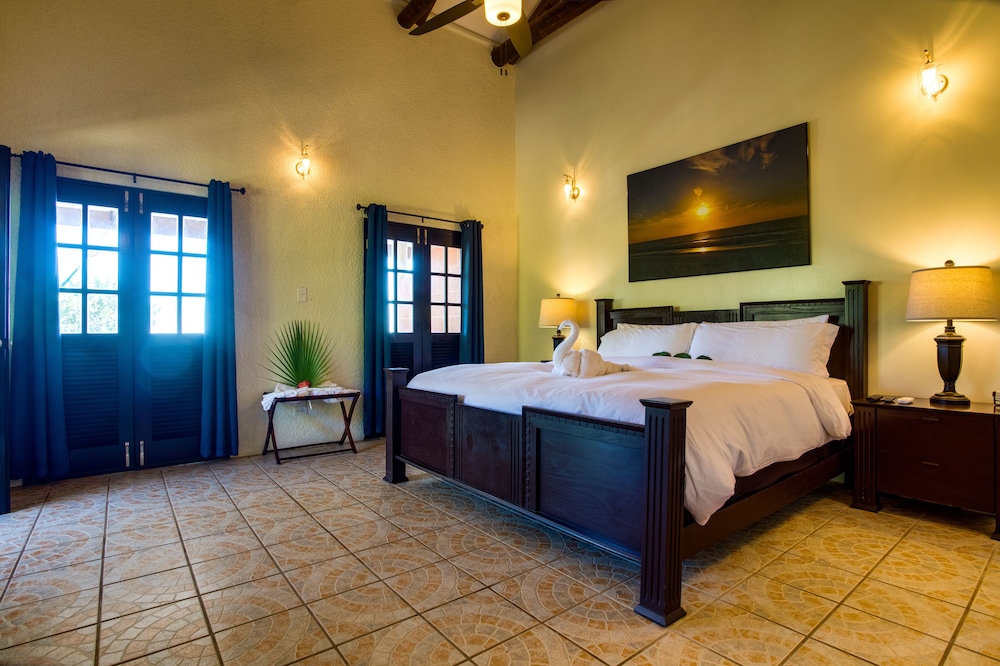 Deluxe Room, 1 King Bed, Sea View, Poolside