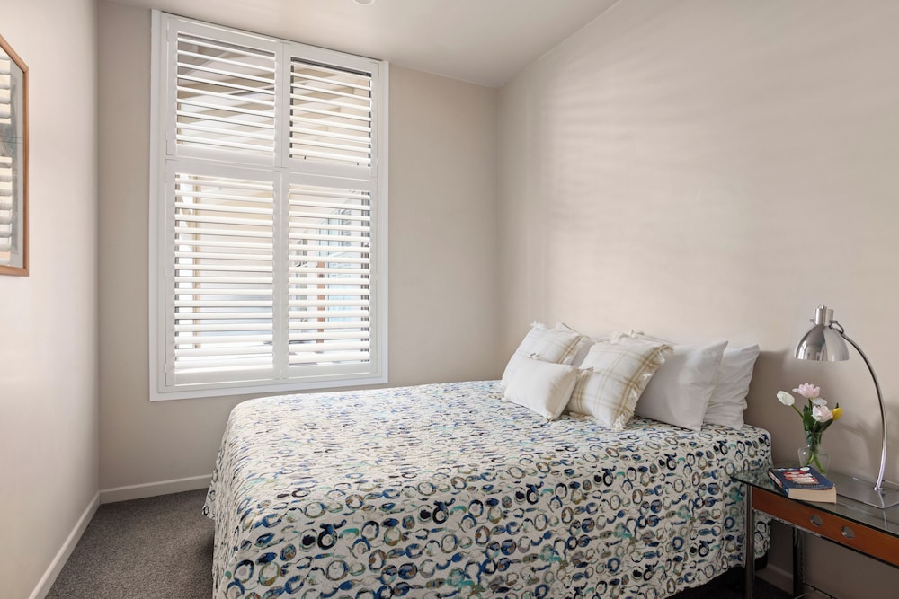 2 Bedroom Queen Suite photo 2
