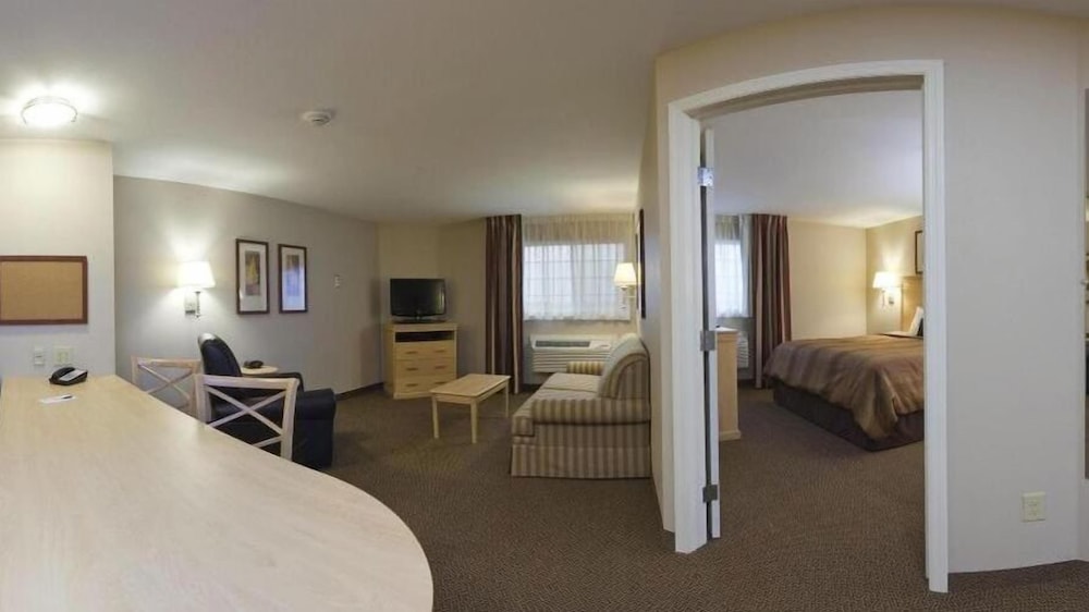 Suite, 1 King Bed - Photo 4