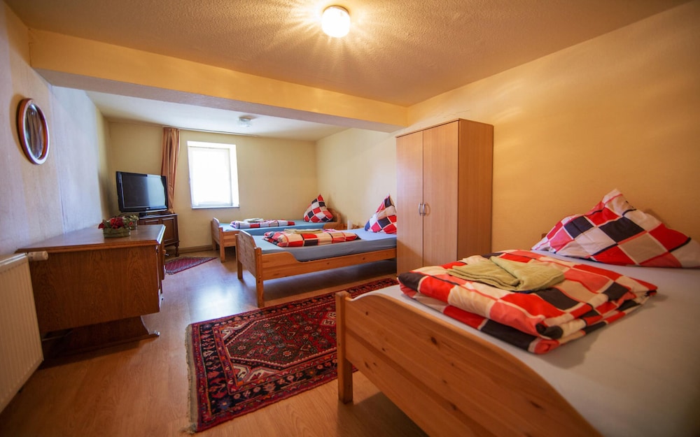 Economy Triple Room, 3 Twin Beds, Shared Bathroom
