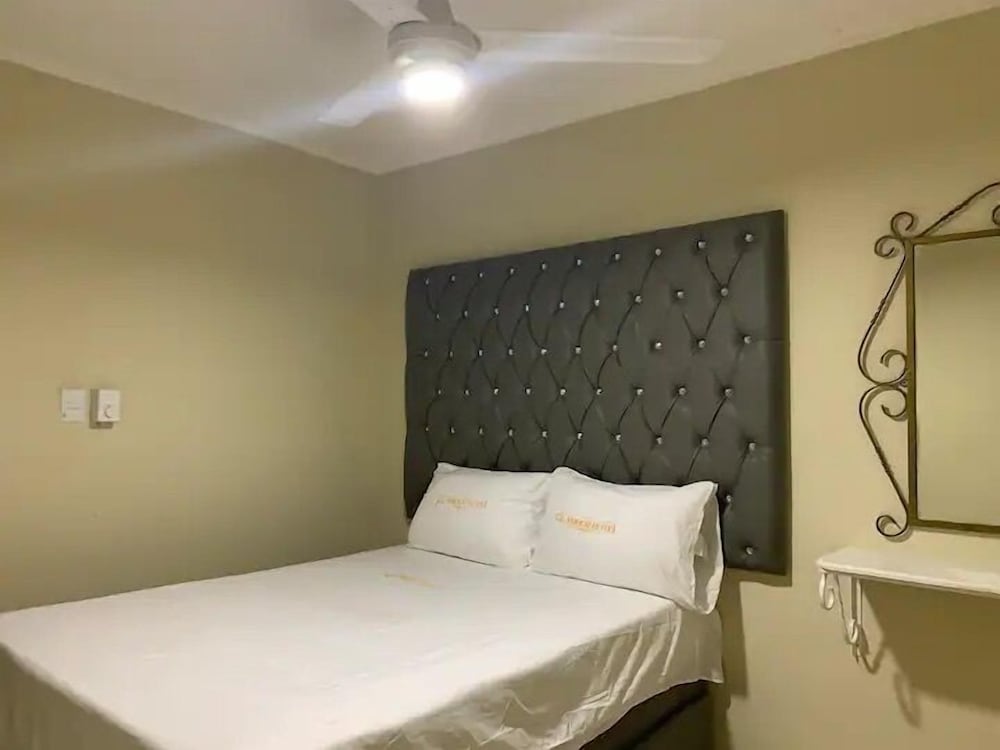 Luxury Room, 1 Queen Bed, City View photo 3