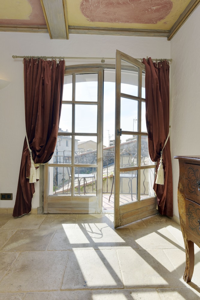 Deluxe Double Room - Photo 9