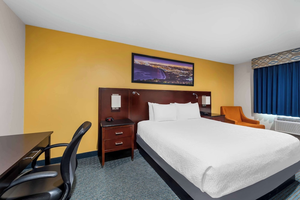Standard Room, 1 King Bed, Non Smoking photo 3