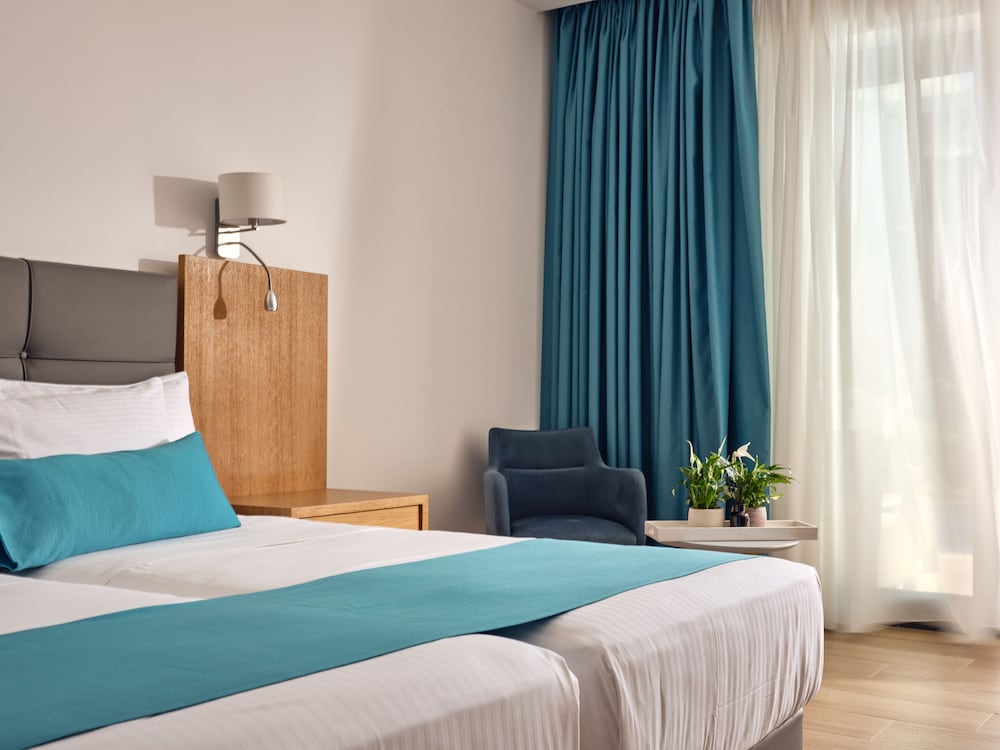 Junior Suite, Pool Access photo 3