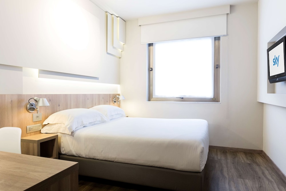 Classic Room, 1 Queen Bed, Non Smoking - Photo 1