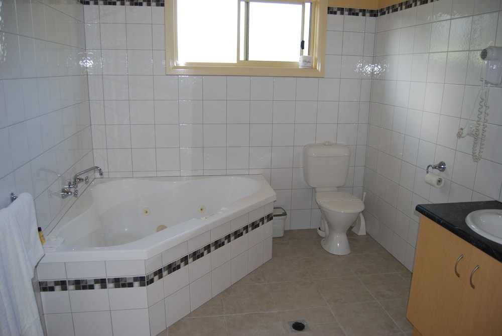Deluxe Studio, 1 King Bed, Jetted Tub, Courtyard Area photo 2