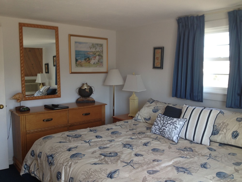 Suite, 1 Queen Bed with Sofa bed photo 2