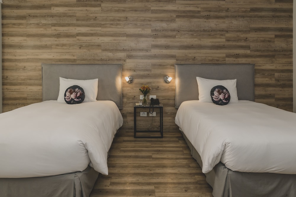 Premium Twin Room - Photo 3