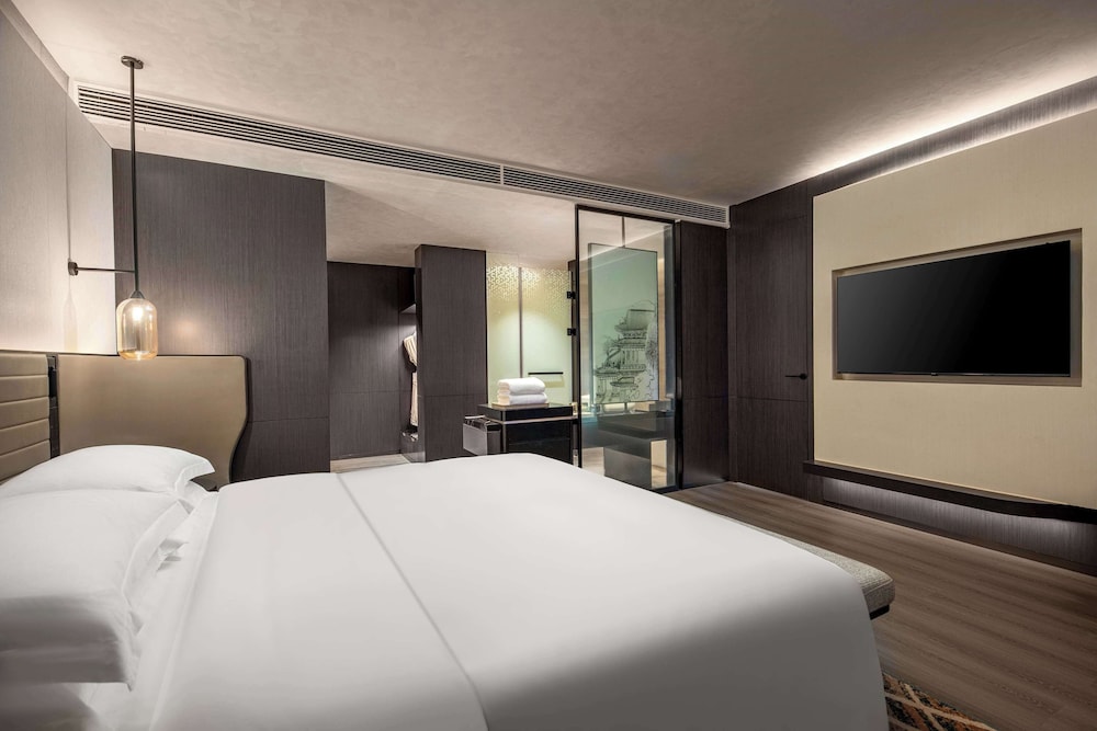 Deluxe Room, 1 King Bed, Non Smoking photo 2