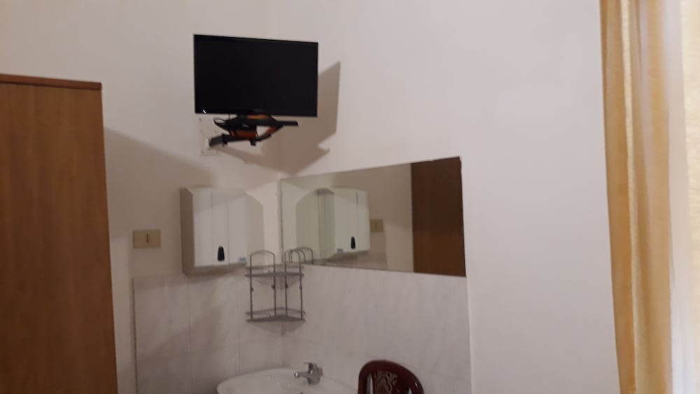 Twin Room, 2 Twin Beds, Shared Bathroom photo 3