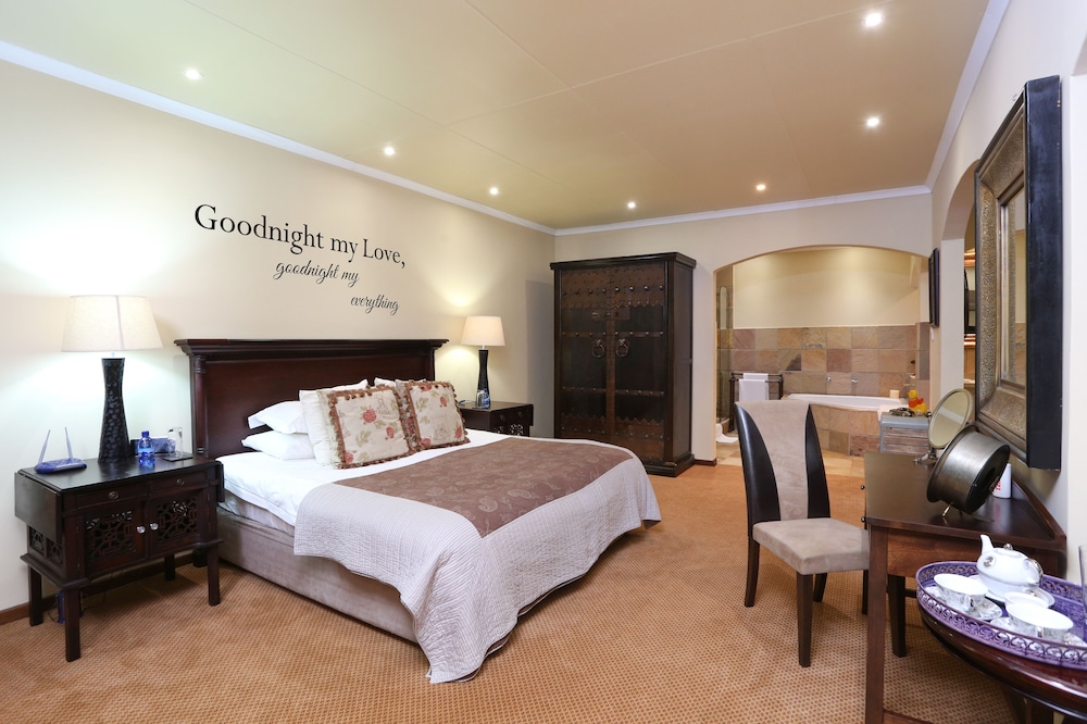 Luxury Suite, 1 Queen Bed, Private Bathroom, Valley View photo 1