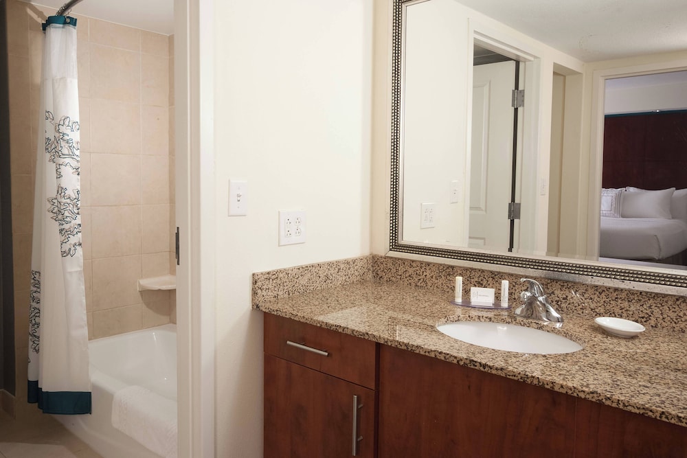 1 Bedroom Suite, 1 King, Sofa bed - Photo 2