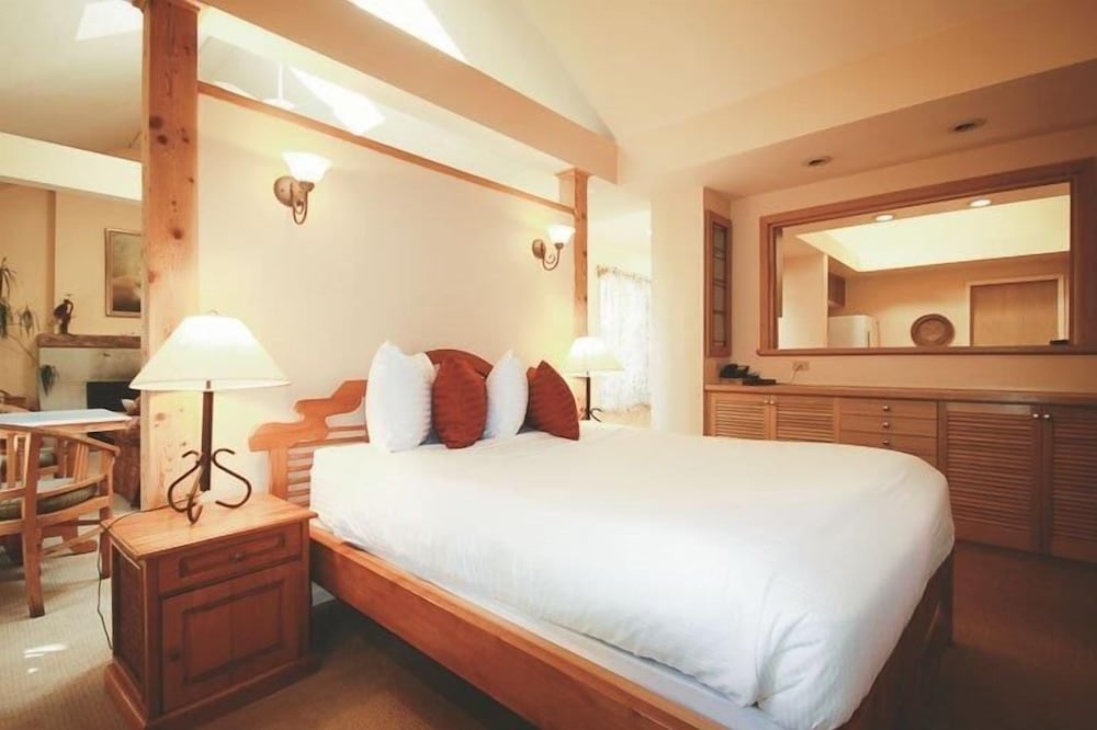 Deluxe Suite, 1 Queen Bed with Sofa bed, Non Smoking (Garden) photo 1