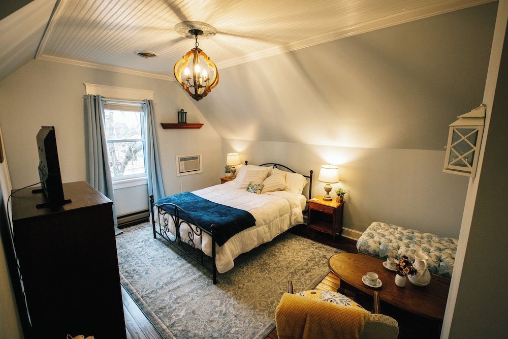 Classic Room, 1 Queen Bed, Private Bathroom