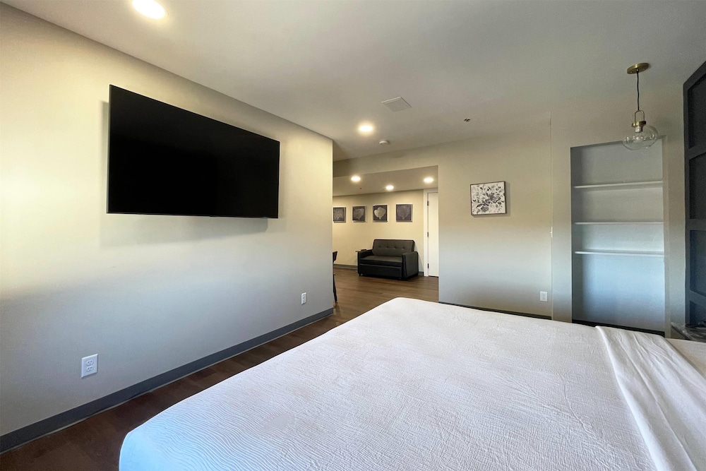 Superior Studio Suite, 1 King Bed, Non Smoking - Photo 2