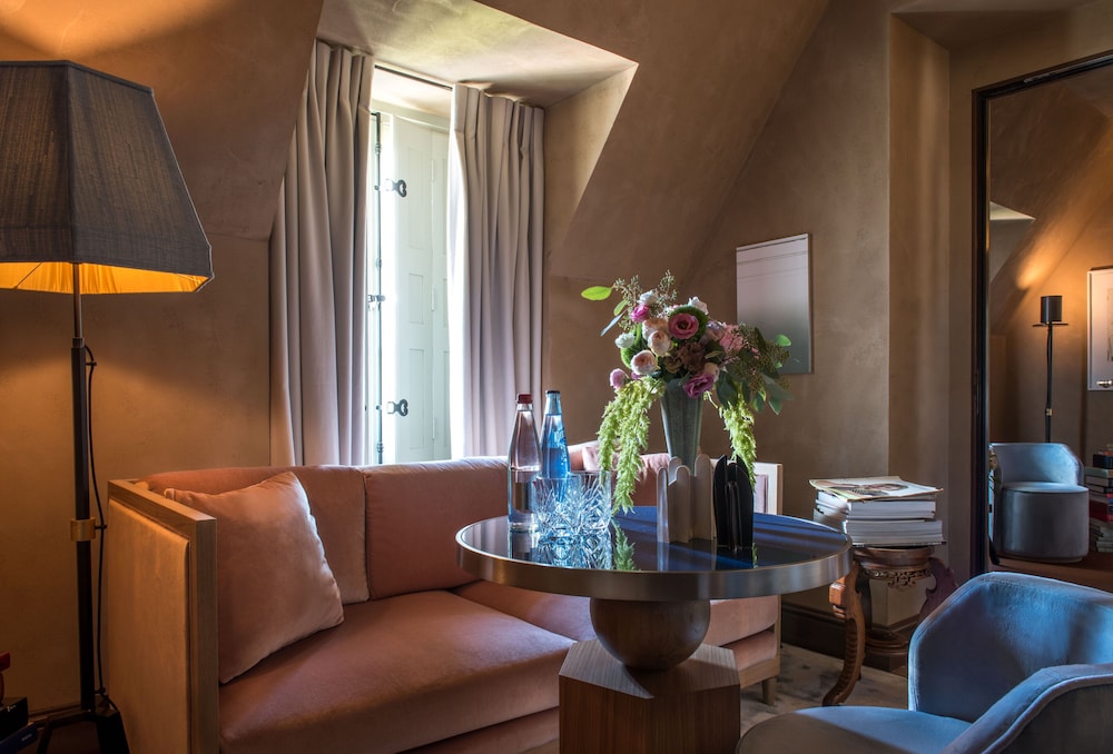 Junior Suite, 1 King Bed, Living Room, Pool Access, Garden View photo 2