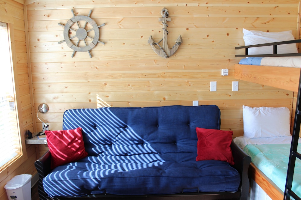Studio Cabin with Kitchen and Jetted Tub photo 3