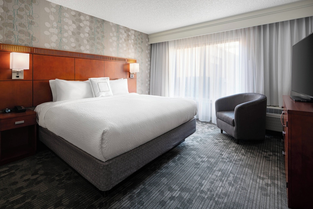 Suite, 1 Bedroom, Courtyard View