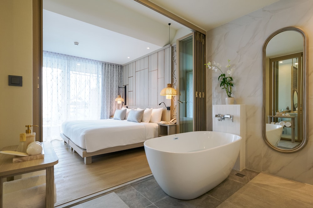 Pool Suite - Photo 1