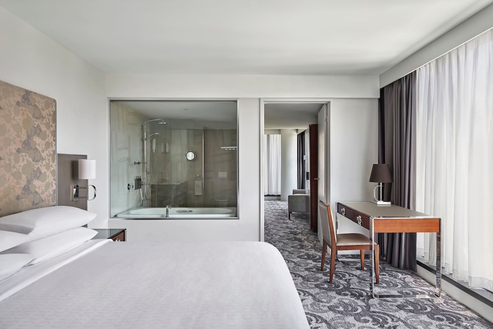 Suite, 1 King Bed, City View (Corner, Balcony)