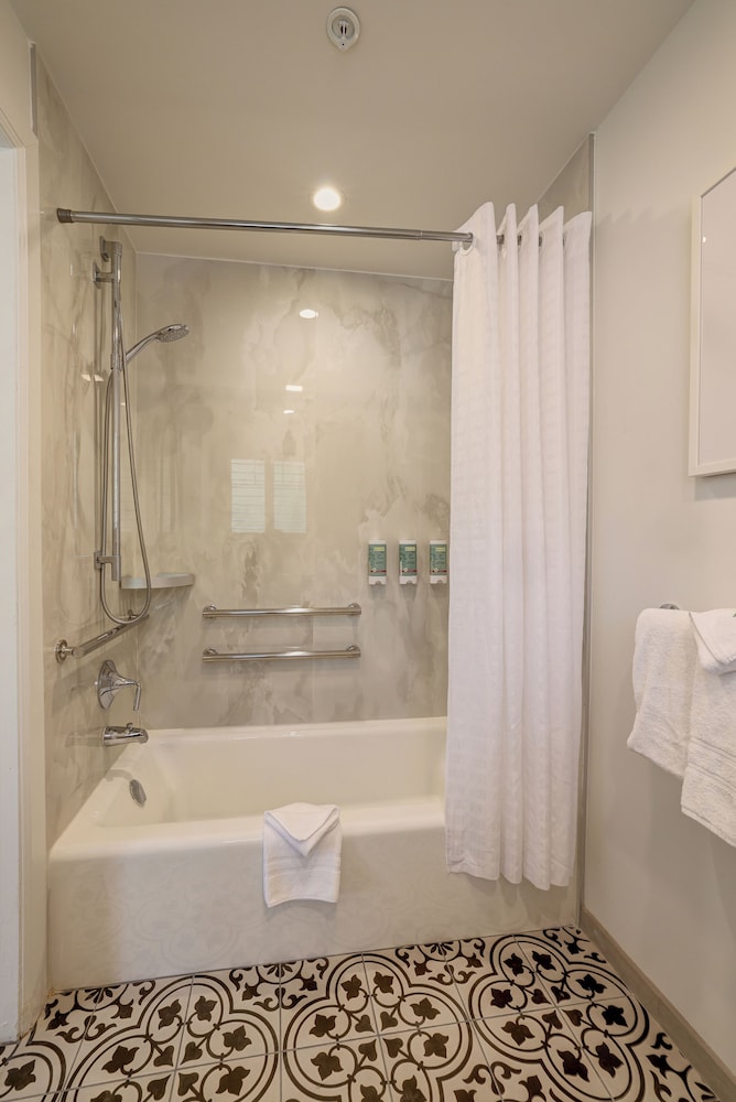 Standard Room, 2 Queen Beds, Accessible, Bathtub (Bathtub) - Photo 4