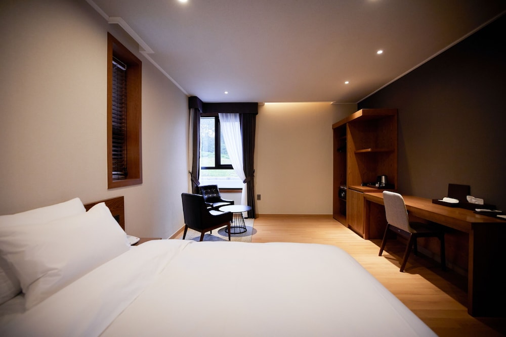 Premium Deluxe Room - Photo 2