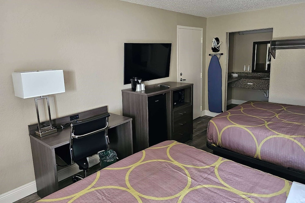 Room, 2 Queen Beds, Smoking - Photo 1