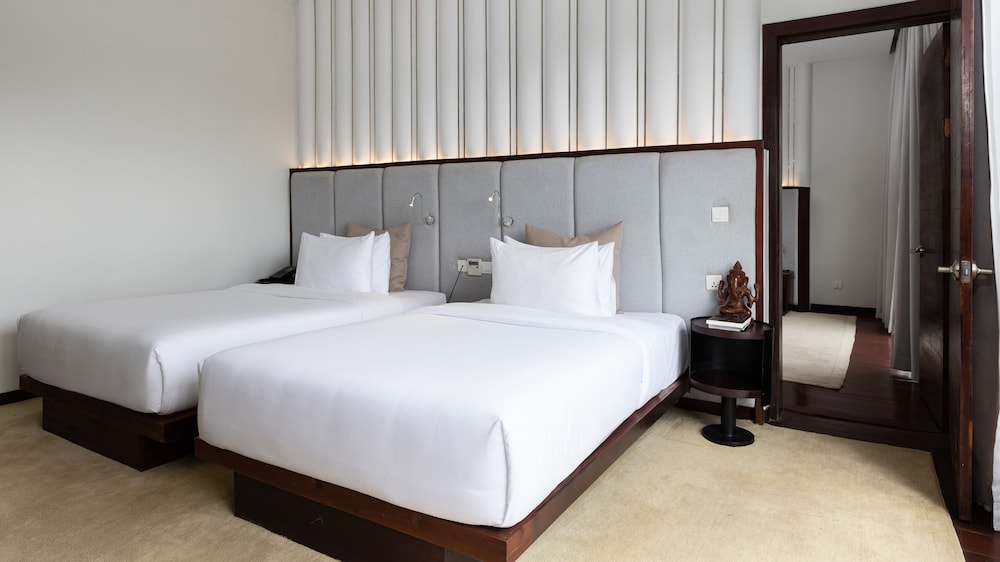 Two-Bedroom Family Suite  Free Laundry + Daily 60Min Massage + Mini Bar + Airport Pick-Up - Photo 14