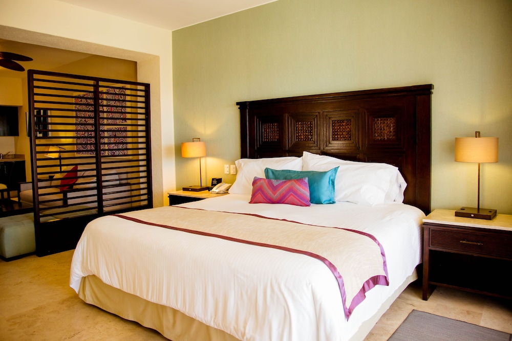 Basic Studio, Pool View