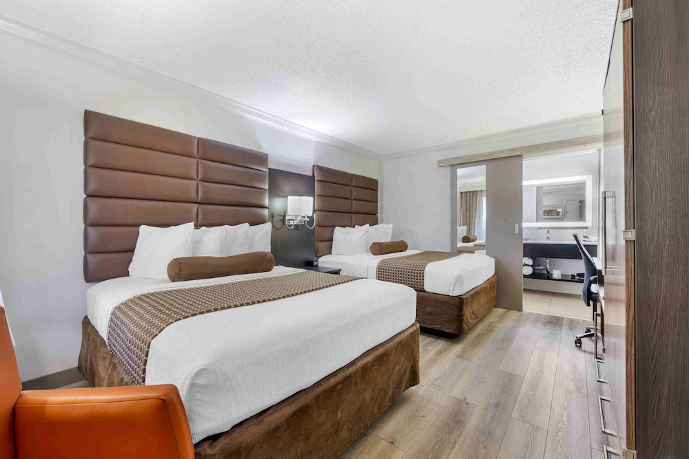 Standard Room, 2 Queen Beds, Non Smoking - Photo 2
