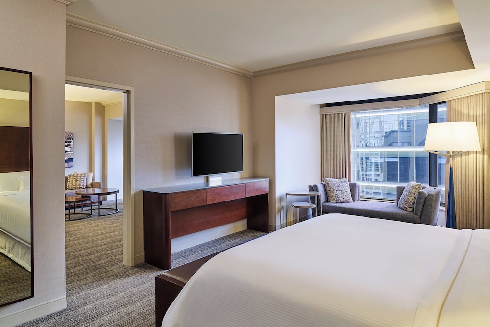 Deluxe Suite, 1 King Bed - Photo 1