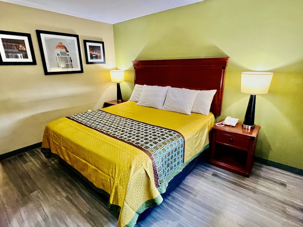 Deluxe Room, 1 King Bed, Non Smoking photo 1
