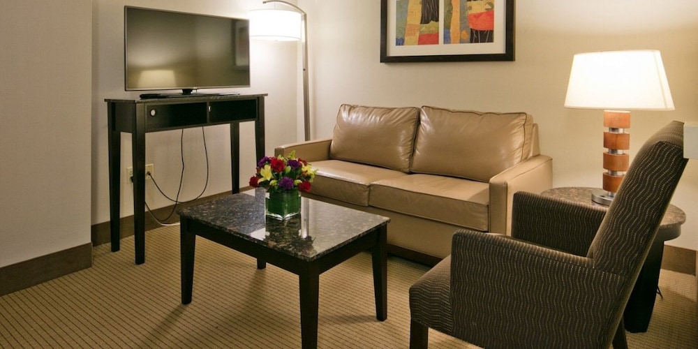 South Parlor Suite, 1 King, Smoking - Photo 3