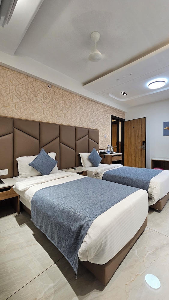 Deluxe Room - Photo 5
