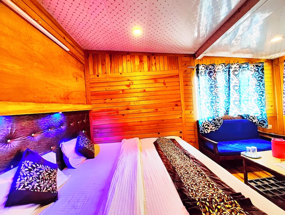 Family Room, Multiple Beds, Lake View photo 1