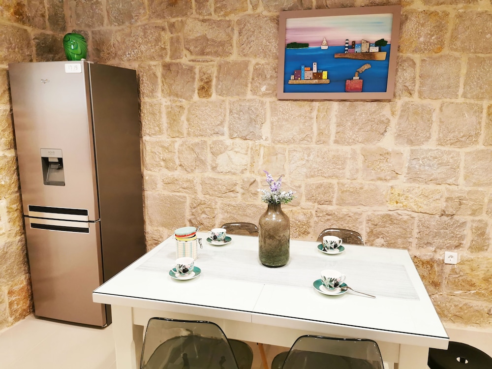 City Villa, 3 Bedrooms, Kitchen - Photo 2