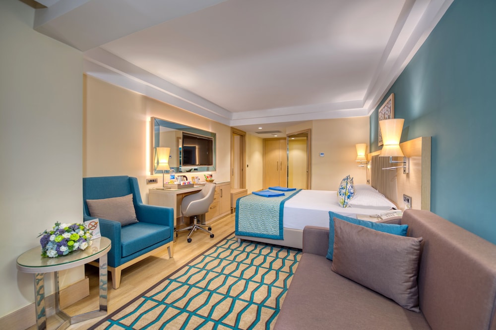 Deluxe Suite, Poolside photo 3