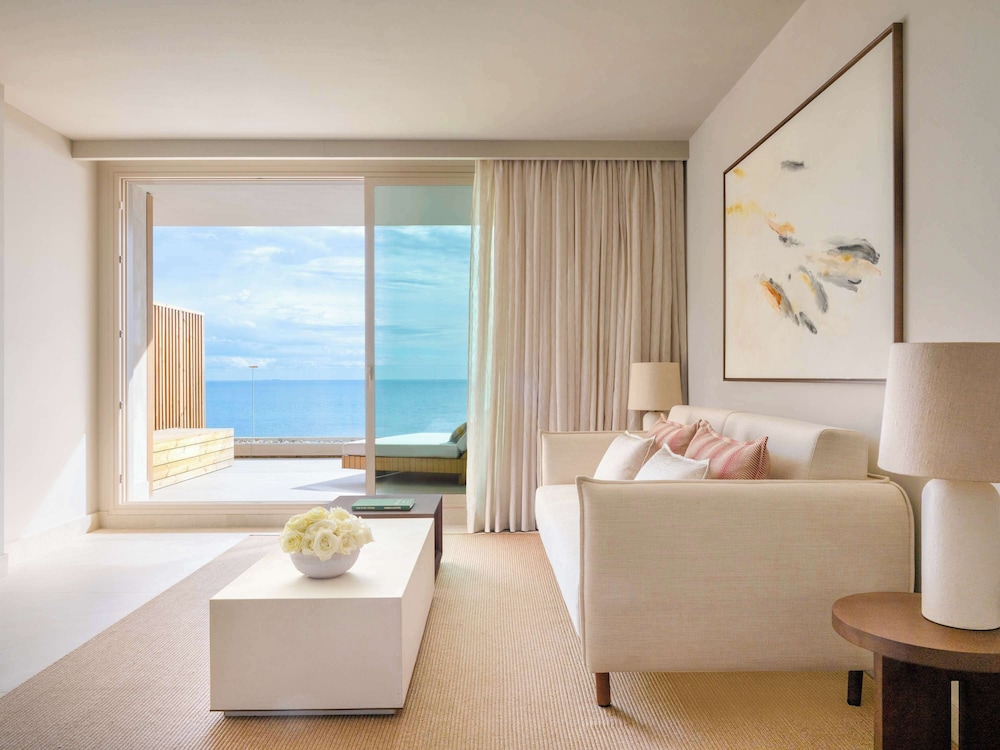 ONE BEDROOM SIGNATURE SEA VIEW SUITE 1 King 80sqm
