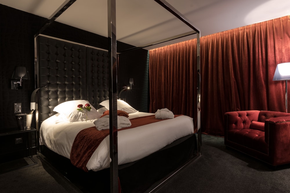 Premium Black Room