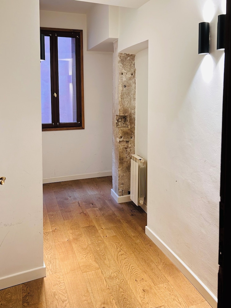 Studio, 1 Bedroom, Kitchenette, Annex Building photo 3