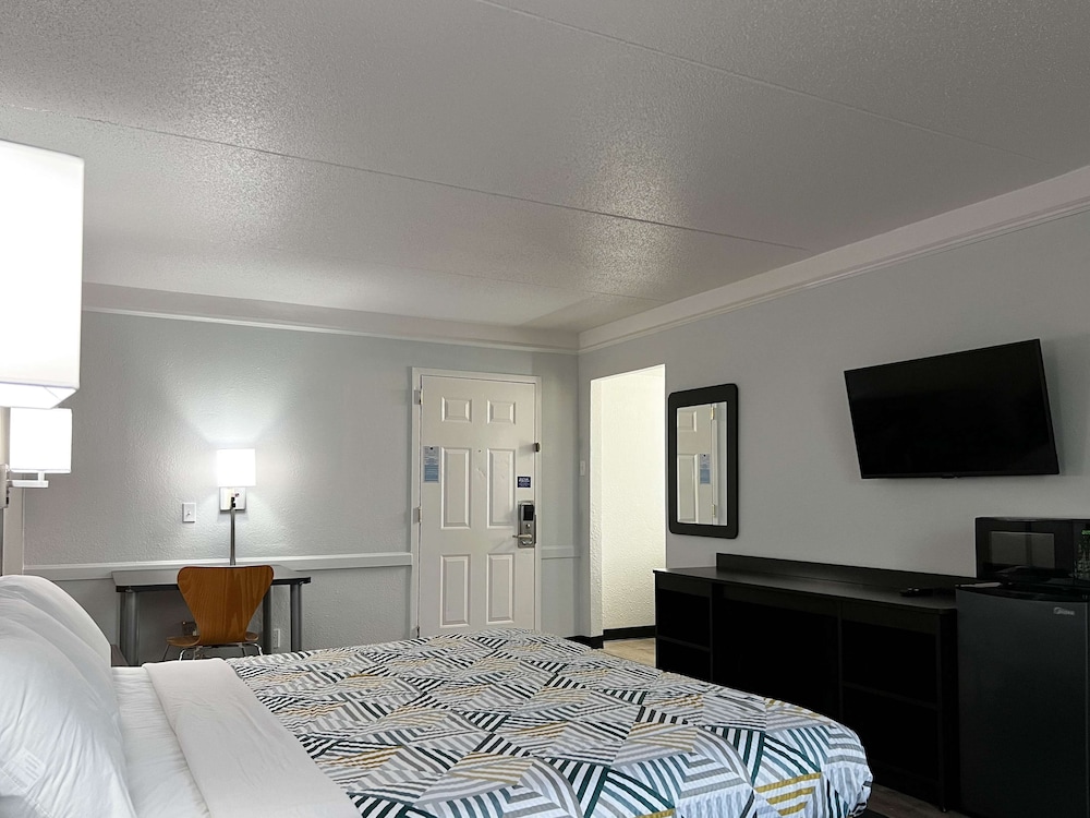 Deluxe Room, 1 King Bed, Accessible, Non Smoking photo 2