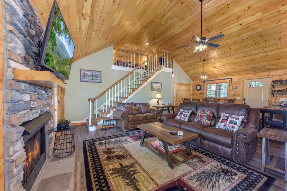 House, Multiple Beds, Hot Tub, Garden View (All About the Smokies)