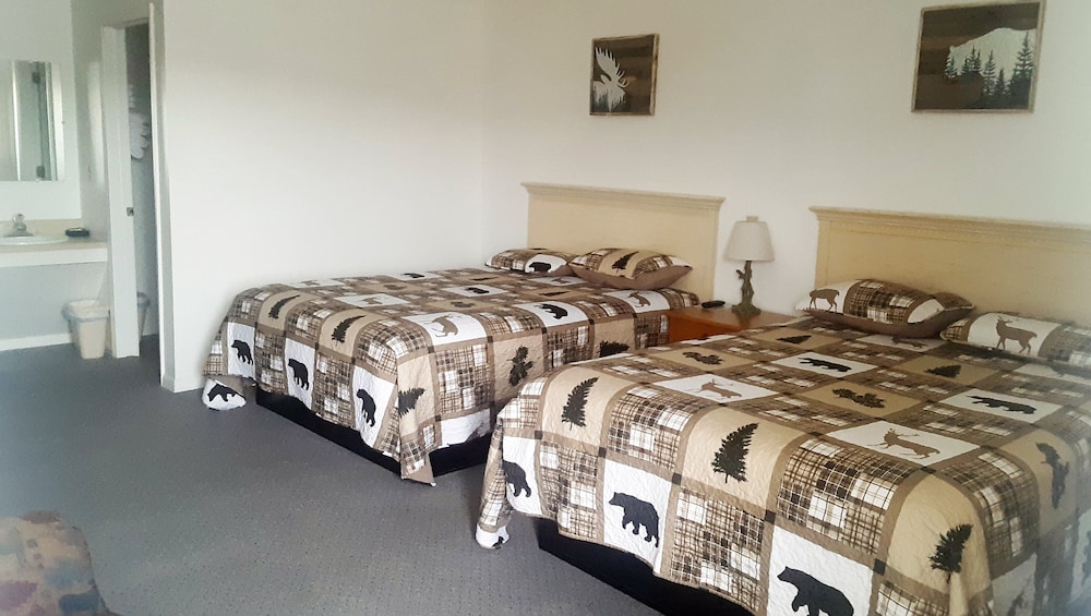 Room, 2 Queen Beds, Non Smoking, Refrigerator - Photo 4