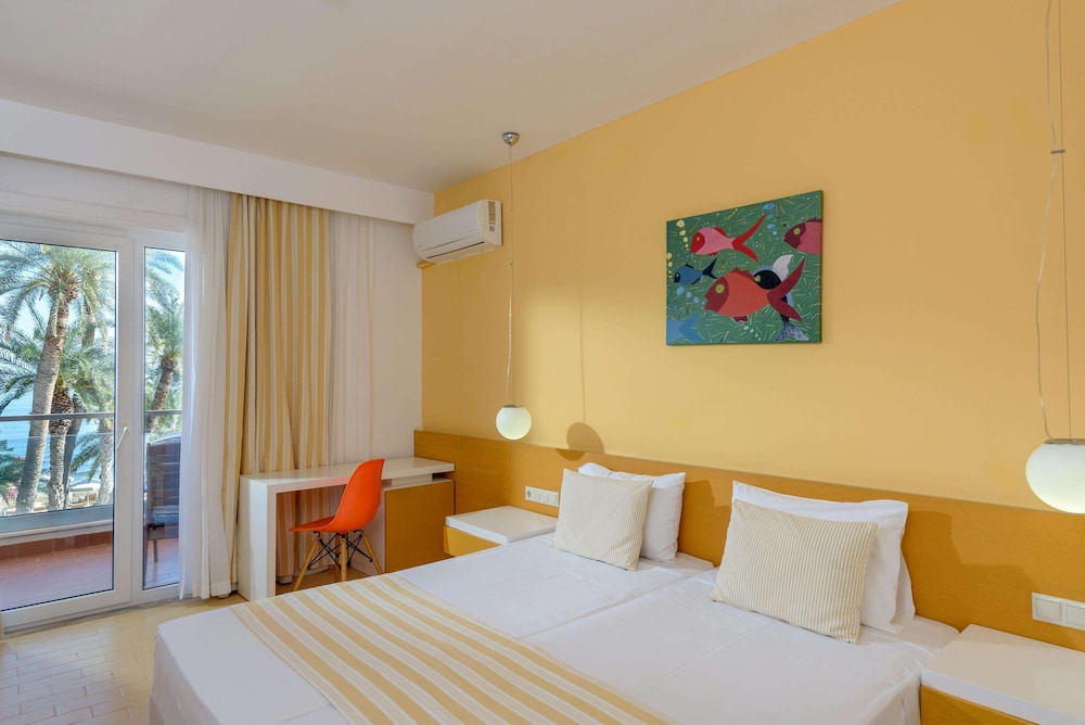 Double Room Sea View thumbnail 5