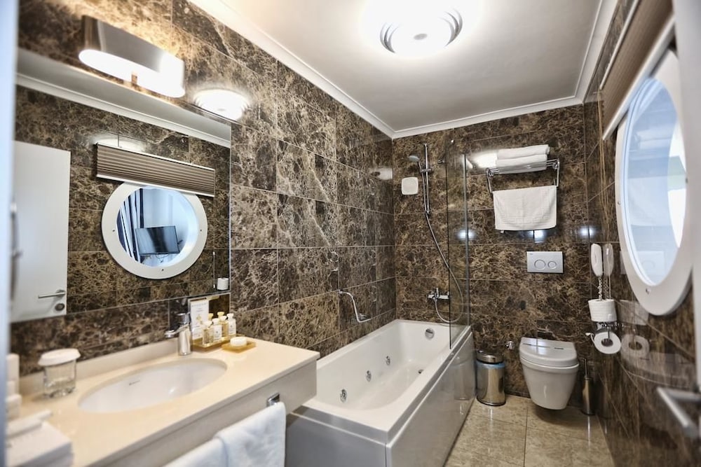 Exclusive Suite, Jetted Tub photo 2