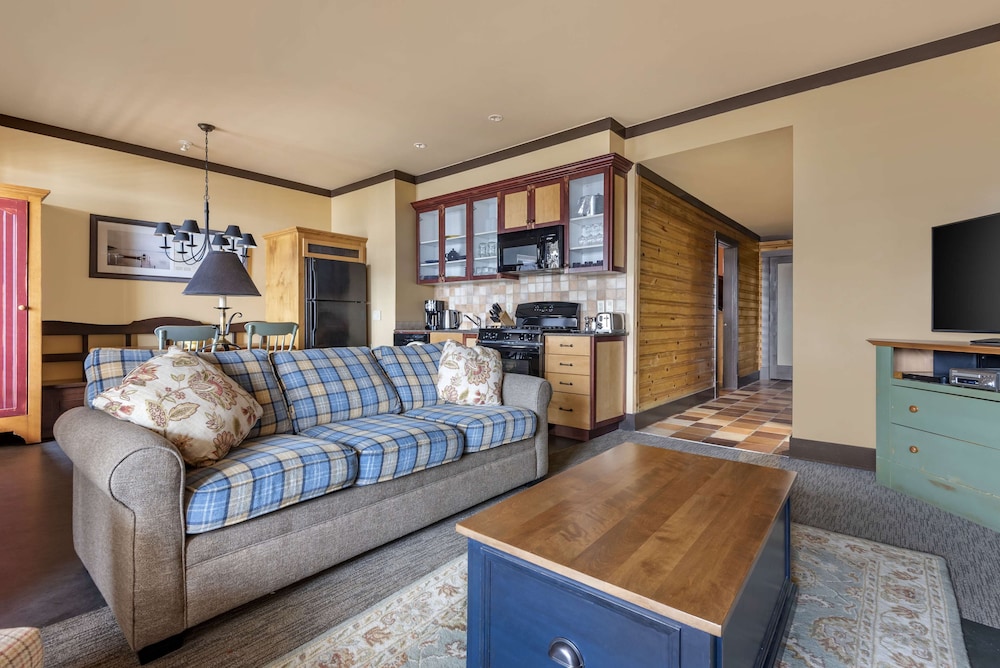 1 BEDROOM 1 KING SUITE UPSTAIRS photo 2